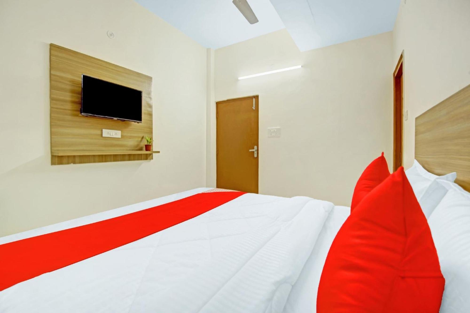 Oyo Flagship 80772 Hotel The Grand Rdc Ghaziabad Exterior photo